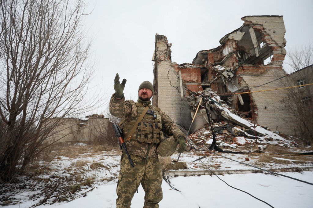 seorang-prajurit-pasukan-militer-ukraina-memberi-isyarat.jpg