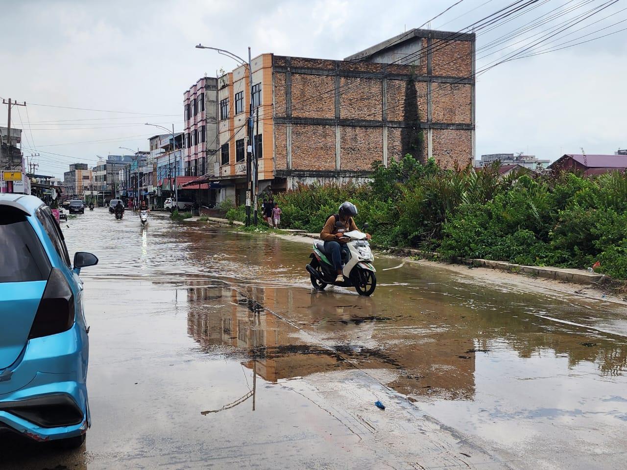 sepeda-motor-mati-akibat-banjir-rob-di-dumai-oktober-2025.jpg