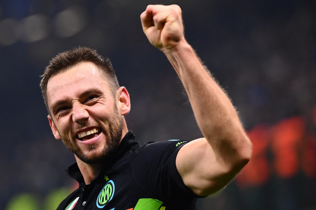 setelah-milan-skriniar-kini-giliran-stefan-de-vrij-yang-cueki-tawaran-kontrak-baru-inter-milan.jpg