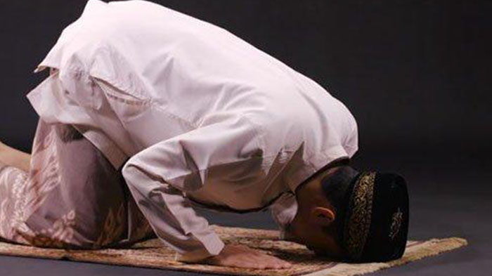 sholat-sajadah-pria-sholat.jpg