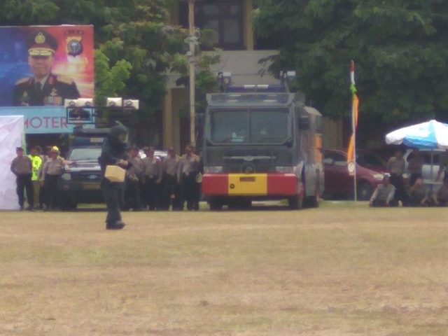 simulasi-pilkada-pekanbaru-jibom-detasemen-gegana-brimob-polda-riau_20161026_105651.jpg