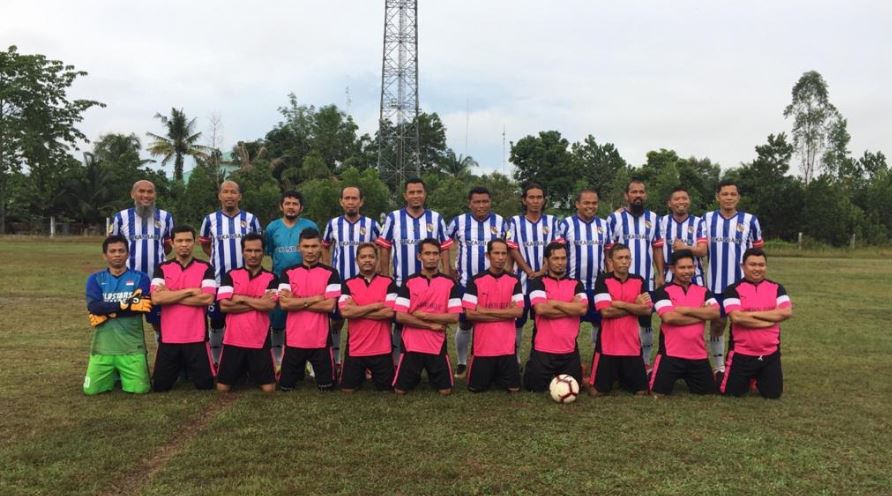 skuad-old-star-psps-90-berdiri-foto-bersama-dengan-tim-old-star-pancasona-abadi.jpg