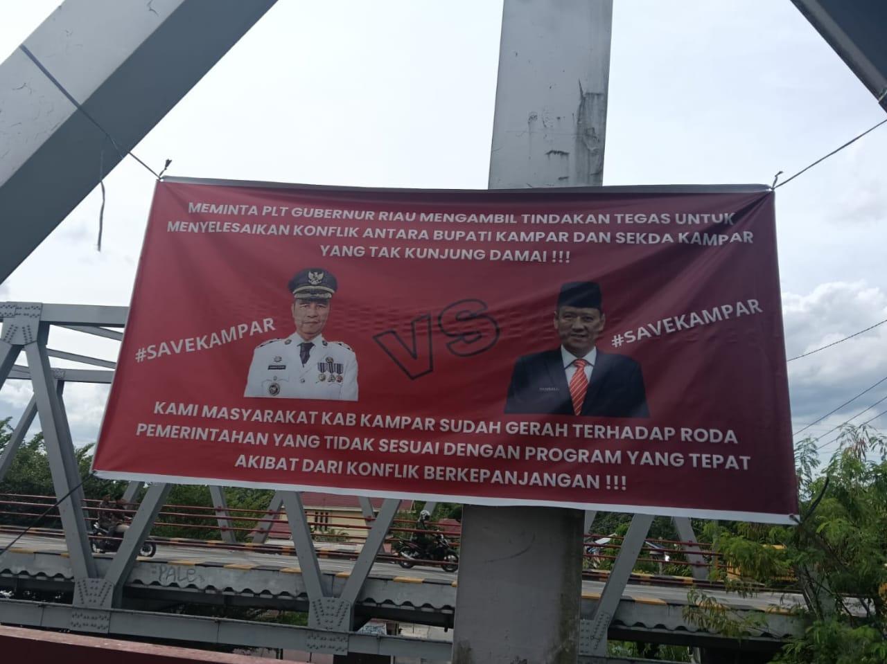 spanduk-di-jembatan-danau-bingkuan-kampar.jpg