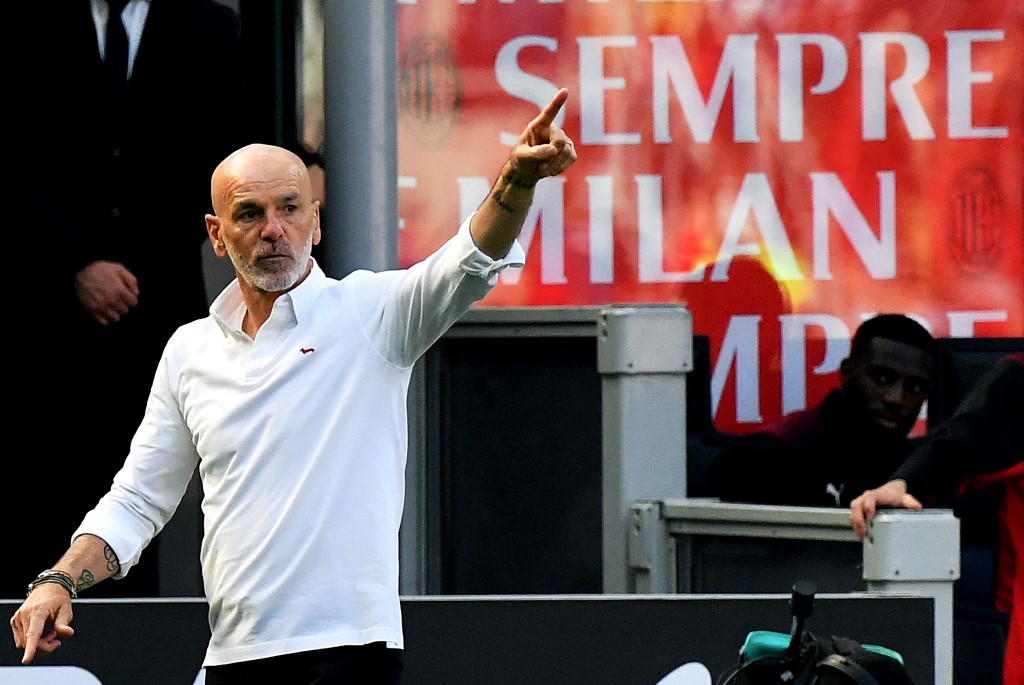 stefano-pioli-memberi-isyarat-di-pinggir-lapangan-selama-pertandingan-kontra-fiorentina.jpg