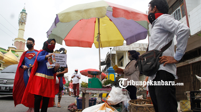FOTO: Superhero Turun Ke Pasar Sosialisasi Pencegahan Penyebaran Covid 19 di Pekanbaru - superhero-ke-pasar-sosialisasi-virus-corona-1.jpg