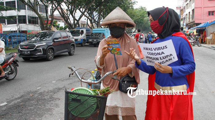 FOTO: Superhero Turun Ke Pasar Sosialisasi Pencegahan Penyebaran Covid 19 di Pekanbaru - superhero-ke-pasar-sosialisasi-virus-corona-3.jpg