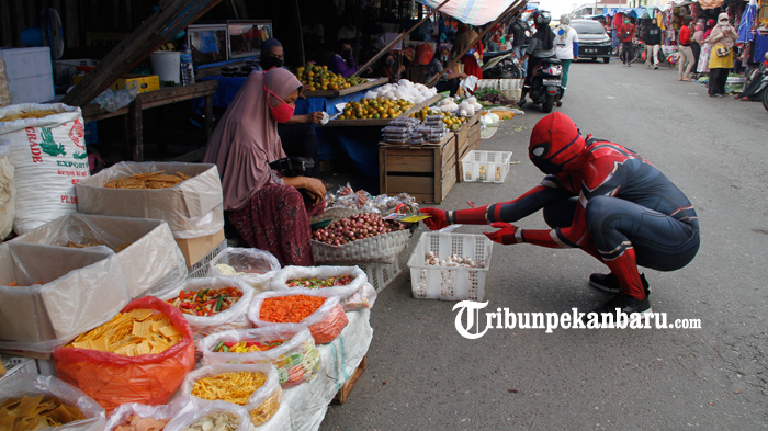 FOTO: Superhero Turun Ke Pasar Sosialisasi Pencegahan Penyebaran Covid 19 di Pekanbaru - superhero-ke-pasar-sosialisasi-virus-corona.jpg