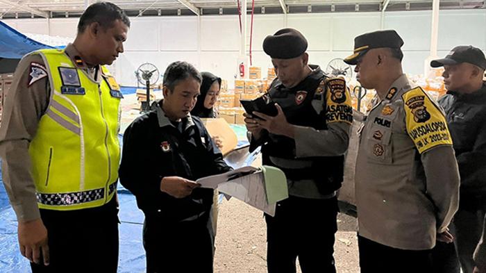 Dikawal Polisi Bersenjata Laras Panjang dari Pelabuhan Siak, Surat Suara Tiba di KPU Pekanbaru