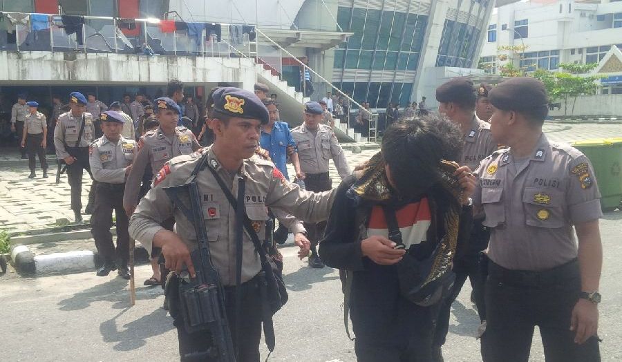 sweeping-polisi-asrama-peserta-kongres-hmi-mahasiswa-sulselbar-1-23112015_20151123_111010.jpg