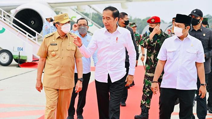 syamsuar-dan-jokowi-saat-kunker-ke-riau.jpg