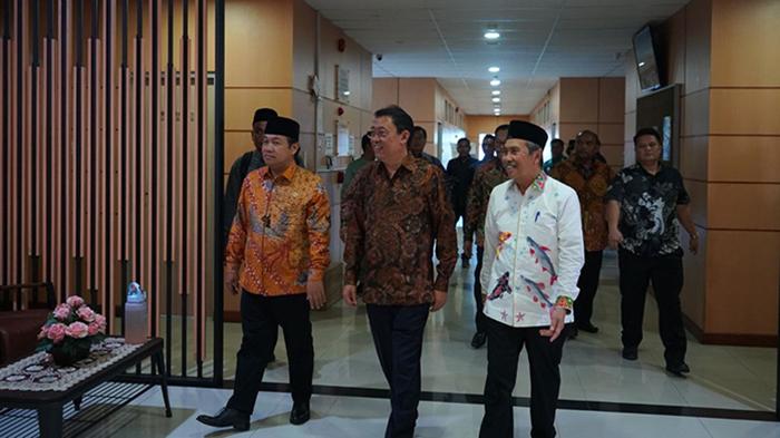 syasuar-hadiri-sertijab-kepala-bpk-riau.jpg