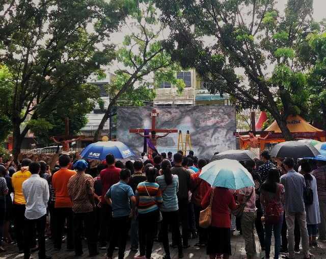 Jumat Agung: Umat Katolik Santa Maria Pekanbaru Khusyuk Ikuti Tablo Penyaliban Yesus