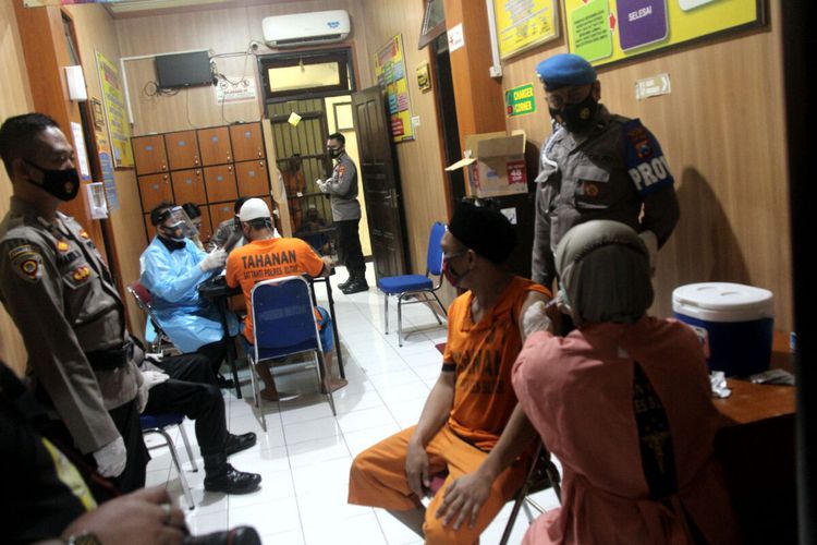 tahanan-di-polres-blitar-disuntik-vaksin.jpg