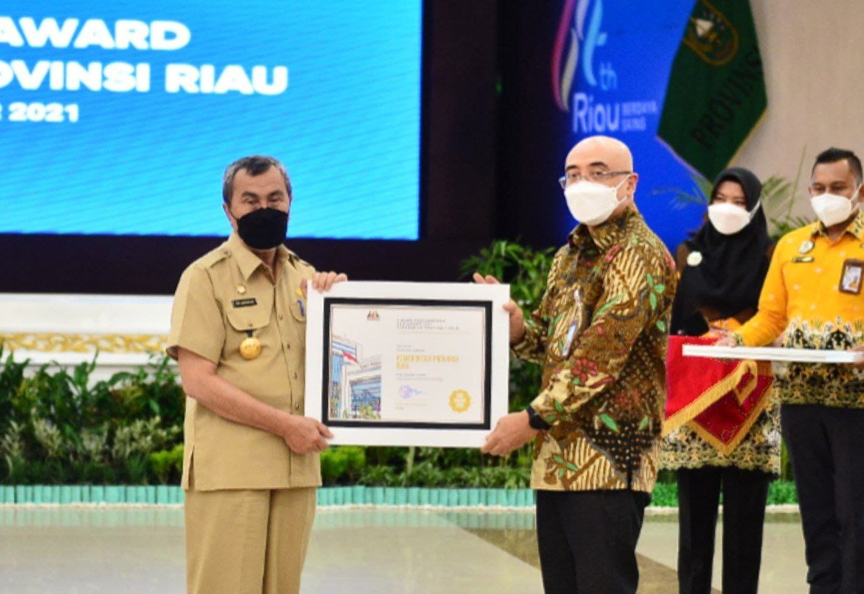 tahniah-gubernur-riau-syamsuar-raih-bkn-award-2021.jpg