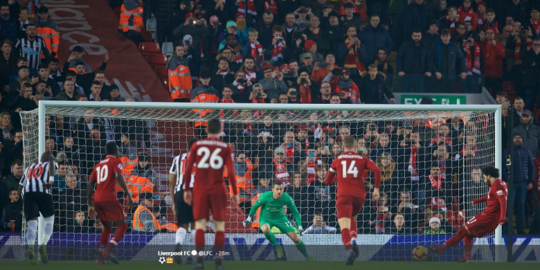 tendangan-penalti-mohamed-salah-ke-gawang-newcastle-united.jpg