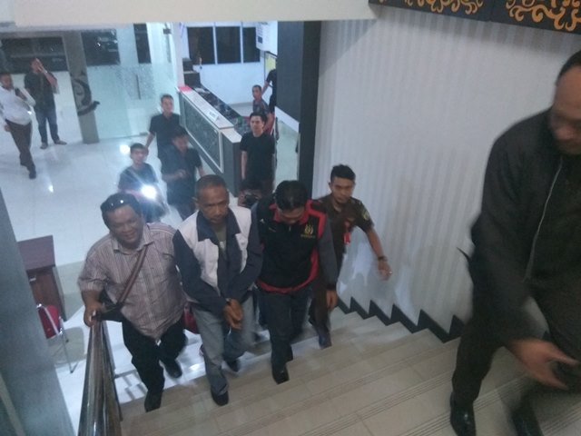 tersangka-buronan-kasus-dugaan-kredit-fiktif-bank-bri-agro-cabang-pekanbaru-syahroni_20180802_201450.jpg