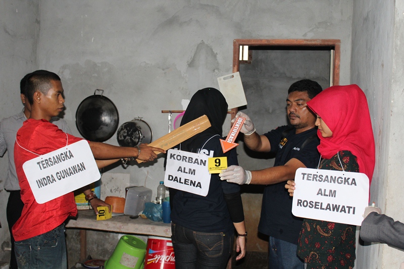 tersangka-ig-memukul-kepala-dalena_20160316_092217.jpg