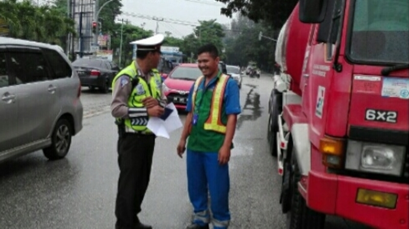 tilang-truk-polres-dumai_20180902_081933.jpg