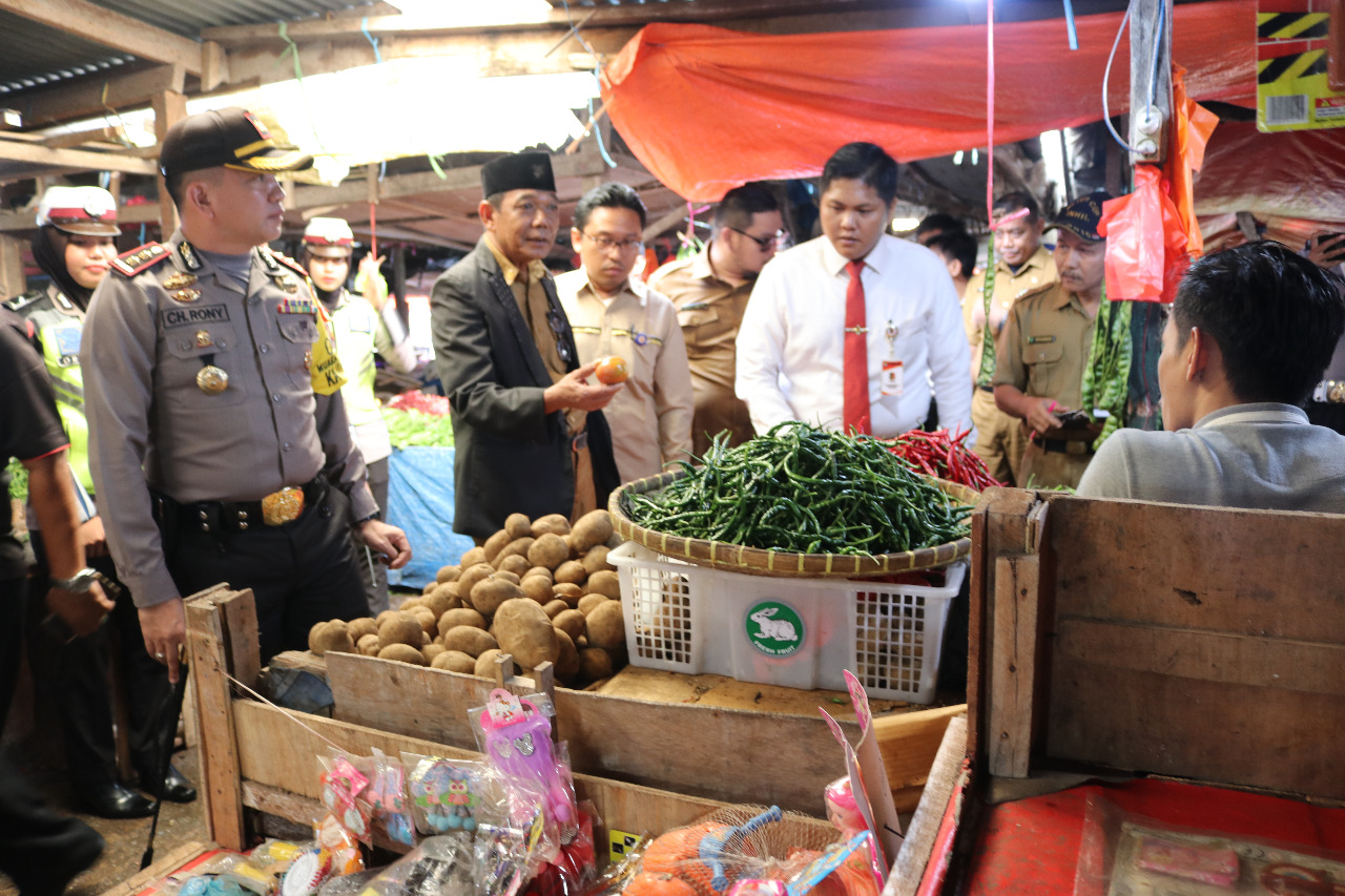 tim_satgas_pangan_tinjau_sembako_di_pasar_terapung_inhil.jpg
