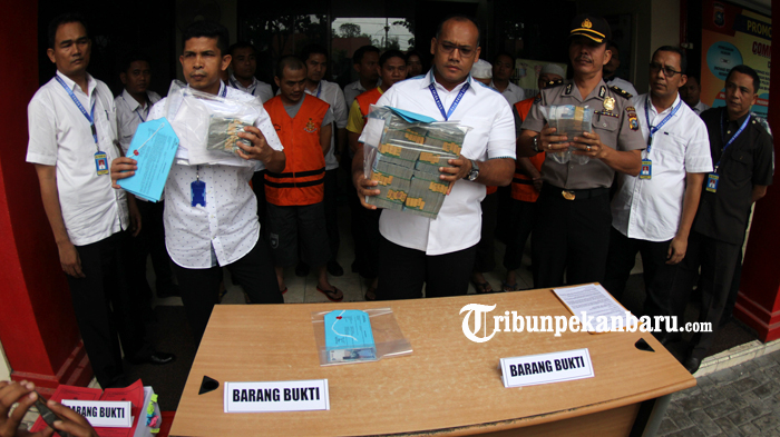 FOTO: Pelimpahan Berkas Tipikor Tersangka Kadishut dan Kasatpol PP Kampar - tipikor_20180313_160233.jpg