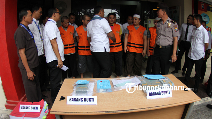 FOTO: Pelimpahan Berkas Tipikor Tersangka Kadishut dan Kasatpol PP Kampar - tipikor_20180313_160308.jpg