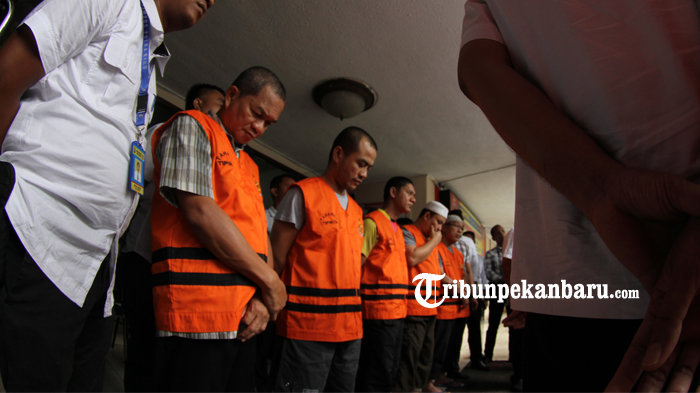 FOTO: Pelimpahan Berkas Tipikor Tersangka Kadishut dan Kasatpol PP Kampar - tipikor_20180313_160331.jpg