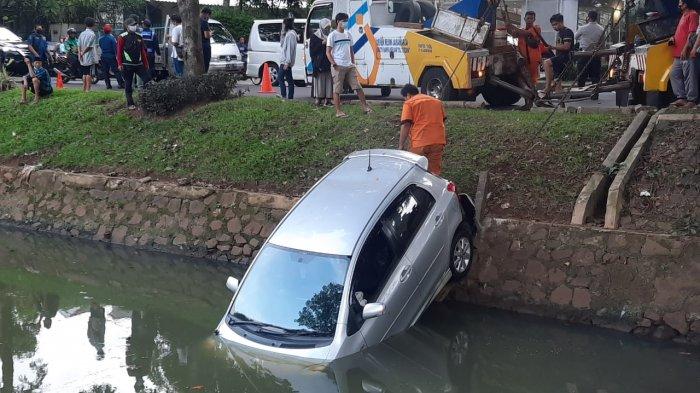 Baru Belajar Nyetir, Cewek Ini Pengen Ngerem Tapi Malah Nekan Gas, Toyota Yaris Malah Masuk Parit