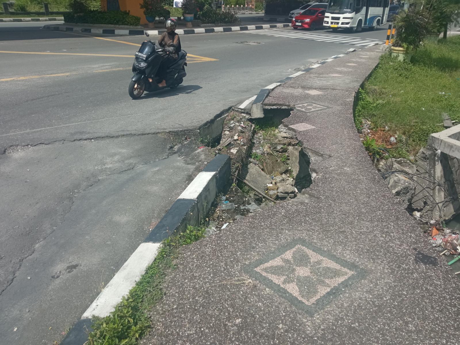 FOTO : Trotoar di Simpang Sudirman-H Imam Munandar Amblas, Bahayakan Pejalan Kaki - trotoar-sudirman-imam-munandar-amblas-3.jpg