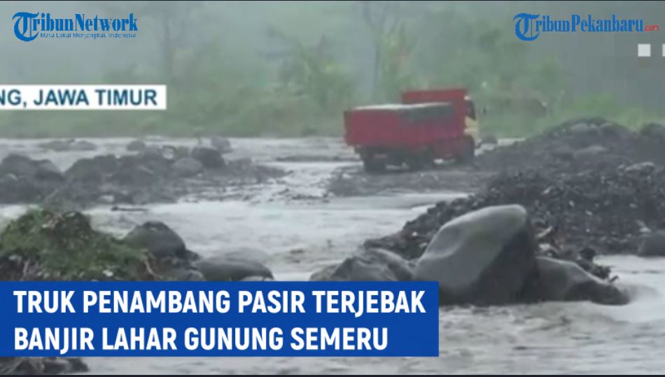 truk-pasir-terjebak-ditengah-tengah-sungai.jpg
