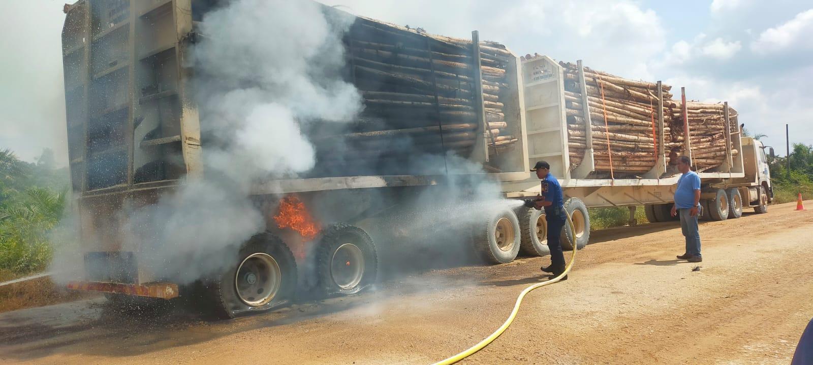 truk-pengikut-kayu-balak-yang-terbakar-di-Jalan-Koridor-Langgam.jpg