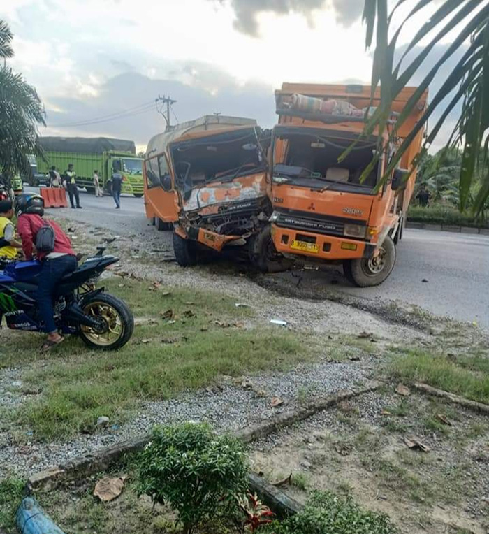 Truk Tangki vs Fuso Tabrakan di Pertigaan Simpang Perak Riau, Mau Tahu Penampakannya?
