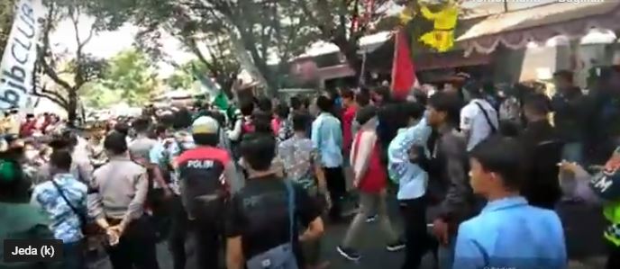 Orangtua Tersangka Pelempar Bensin ke Polisi di Cianjur Tak Tahu Anaknya Ikut Demo, Sampaikan Maaf