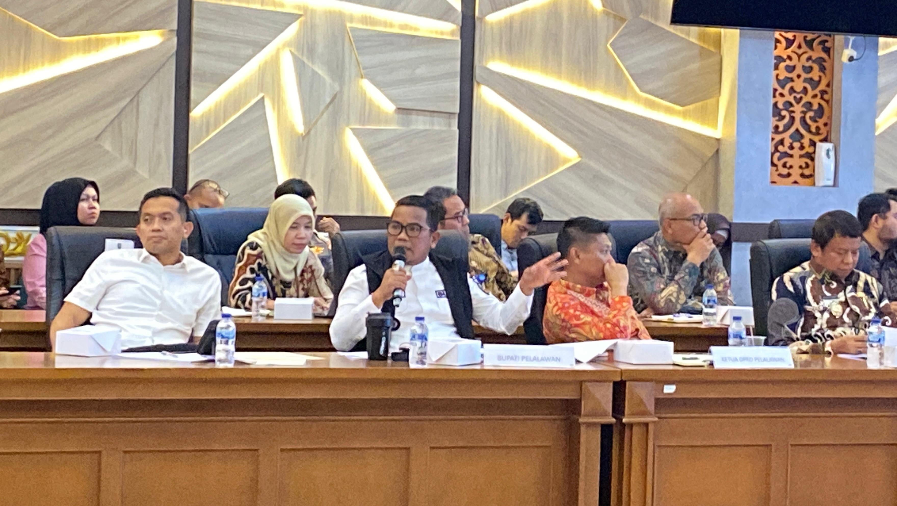 upati-Pelalawan-H-Zukri-mengikuti-pertemuan-dengan-BAM-dpr-ri.jpg