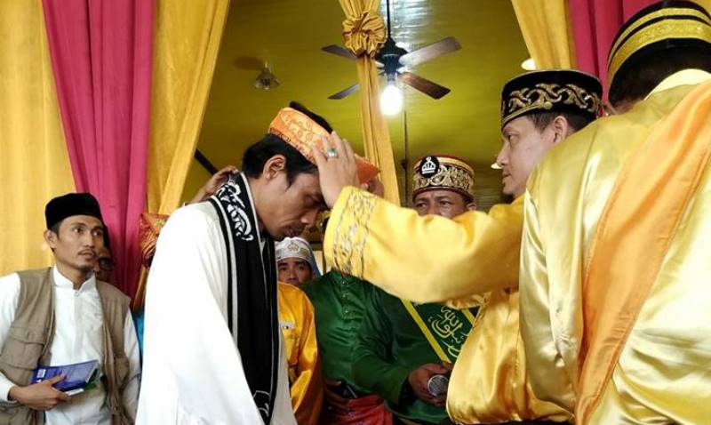 Ustadz Abdul Somad Dipasangkan Tanjak oleh Sultan Mahmud di Pontianak, Begini Respon Netizen