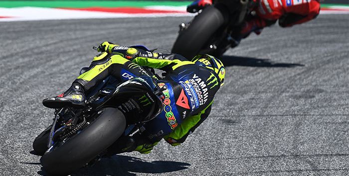 valentino-rossi-mengendarai-motornya-pada-putaran-latihan-kedua-moto-gp-styrian.jpg