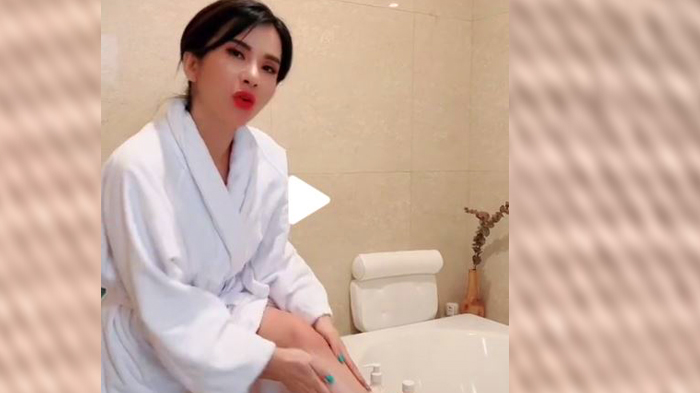 video-maria-vania-pakai-kimono-handuk-elus-betis-di-kamar-mandi-ngapain.jpg
