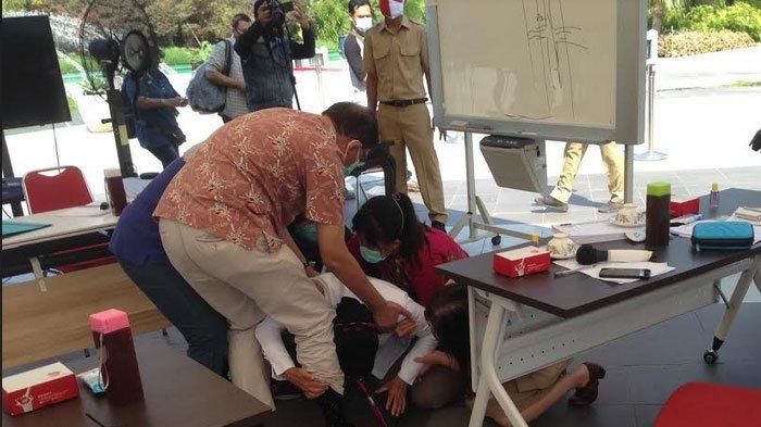 'Mohon maaf Bapak, mohon maaf', Video Detik-detik Wali Kota Surabaya Risma Sujud di Kaki Dokter