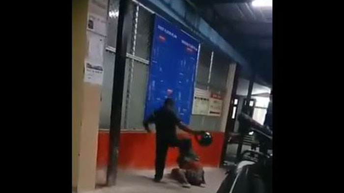 Tak Ada Belas Kasihan, Pria Ini Tendang Tubuh Wanita Tua hingga Terjengkang, yang Lain Hanya Melihat