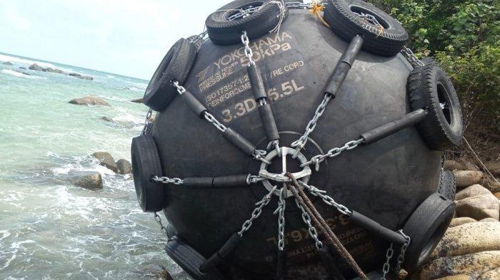 warga-bintan-temukan-bola-raksasa-terdampar-di-tepi-pantai-desa.jpg