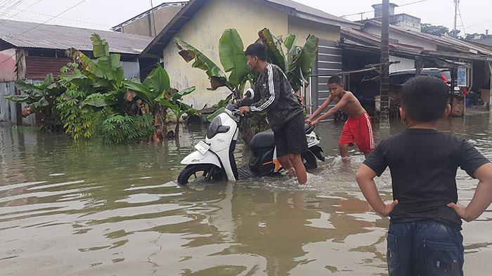 warga-dorong-motor-imbas-banjir-pekanbaru.jpg