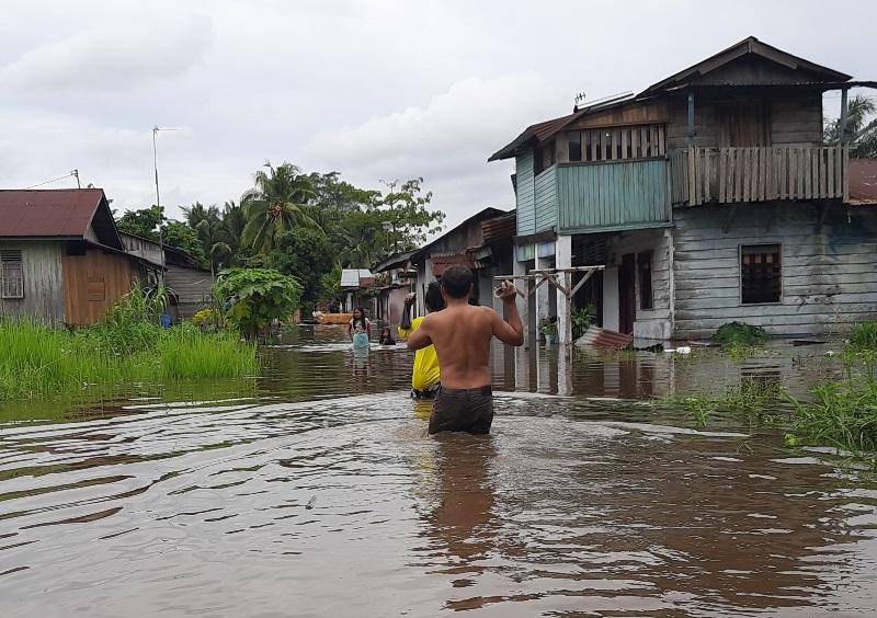 warga-melintasi-banjir-di-rumbai-pekanbaru.jpg