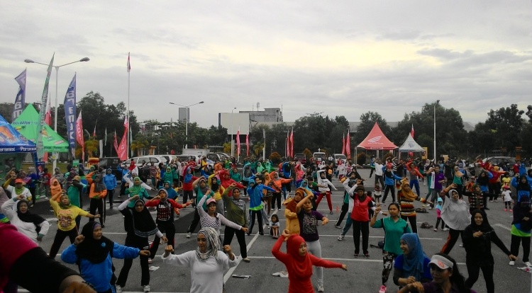 warga-senam-sehat-di-lapangan-parkir-lotte-mart-14062015_20150614_154154.jpg