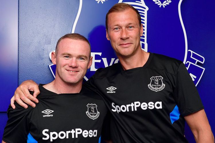 wayne-rooney-dan-duncan-ferguson-berpose-b_20170710_132502.jpg