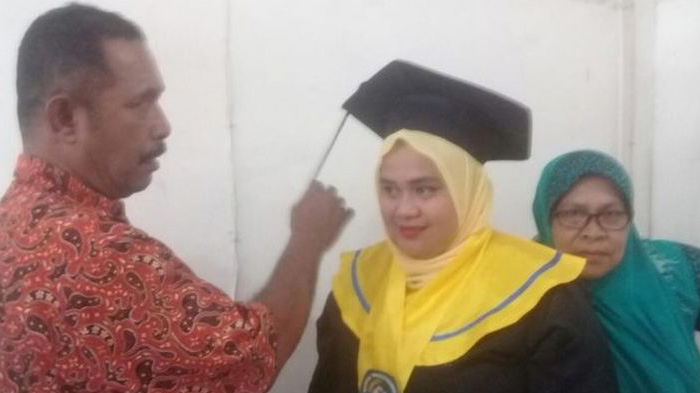 Tak Punya Laptop, Keluarga Penjual Es Sewa Warnet Ikuti Wisuda Online, Alhamdulillah Jadi Sarjana