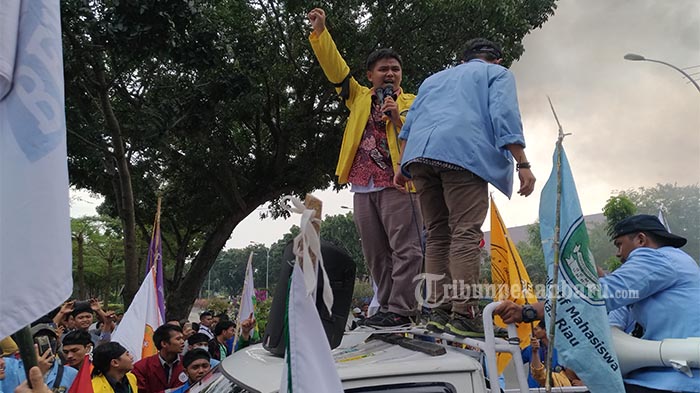 Demo BEM Se Indonesia, Zaadit Taqwa Si Pemberi Kartu Kuning Jokowi Ikut Orasi di Gedung DPRD Riau