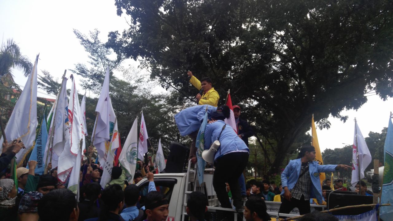 Demo BEM Se Indonesia, Orasi di Hadapan Ratusan Mahasiswa Zaadit Taqwa Semangati Massa Aksi