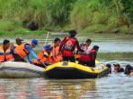 17102025-evakuasi-pelajar-tenggelam-di-sungai-gung-tegal.jpg