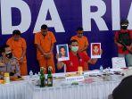 4_pelaku_pelemparan_molotov_di_kampar_ditangkap_diupah_rp30_juta_buat_bakar_mobil_rumah_dan_korban.jpg