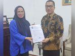 Ade-Hartati-menerima-surat-penugasan-maju-di-Pilwako-Pekanbaru.jpg