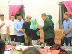 Afni-Z-Syamsurizal-ini-langsung-datang-ke-posko-Paslon-nomor-1-Irving-Sugianto.jpg